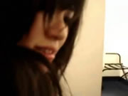 可愛少女閉上了眼享受著深喉